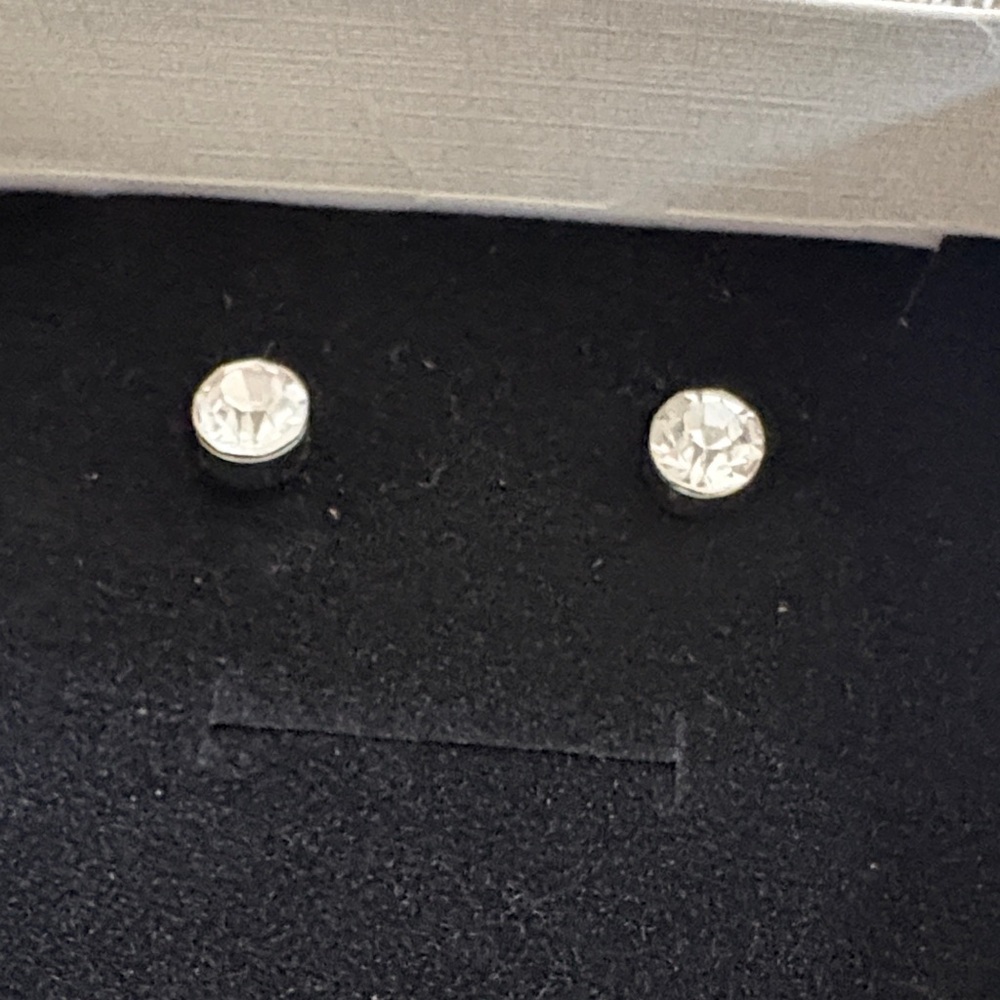 Classic large Crystal Stud Earrings - Picture 2 of 4